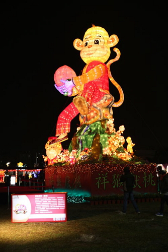 The eye-catching secondary lantern“Monkeys Presenting Peaches” displayedat the 2016 Taiwan LanternFestival. (Photo: Chen Zurong)